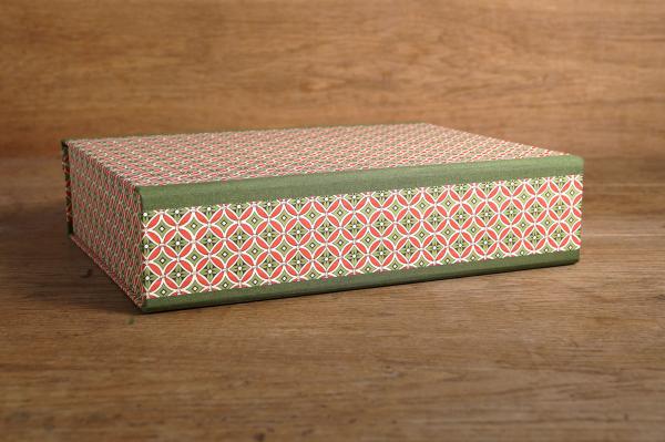 Schreibweise Schachtel, Handarbeit, geometrisches Muster mit Rauten in rot, weiß und grün, Leinenkanten